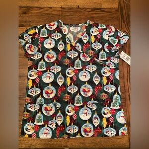 NWT Serene Uniforms Christmas Scrub Top Size Small Penguins Trio in Ornaments